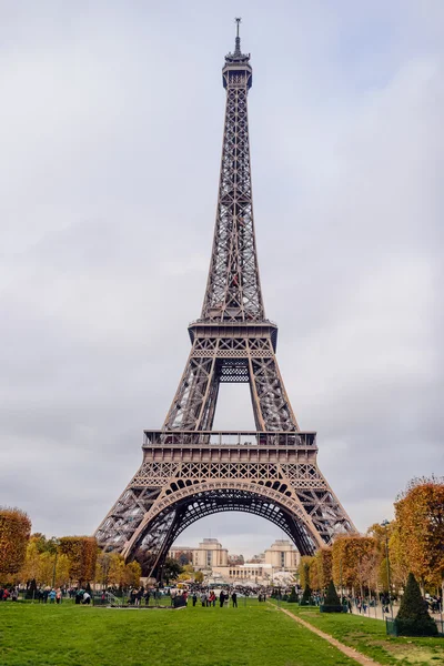 Wieża Eiffla w Paryżu z kolorami jesieni — Zdjęcie stockowe