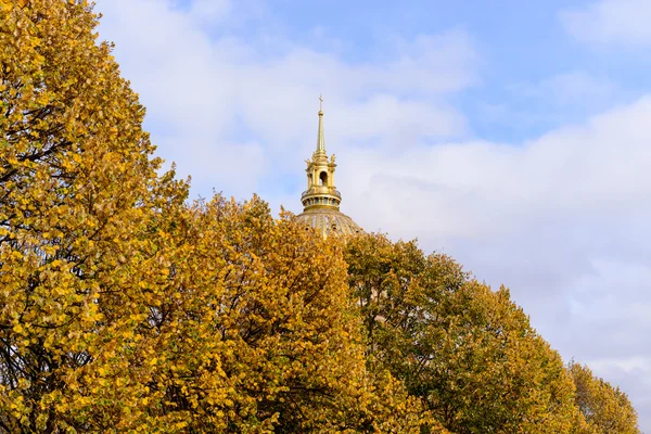Cúpula dourada de Les Invalides em segundo plano. Les Invalides - complexo de museus e monumentos, local de enterro para alguns dos heróis de guerra da França, nomeadamente Napoleão Bonaparte . — Fotografia de Stock