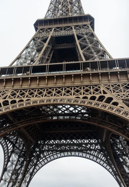 Vista ad angolo basso della Torre Eiffel Parigi — Foto Stock