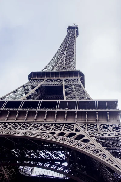 Vista en ángulo bajo de la Torre Eiffel París — Foto de Stock