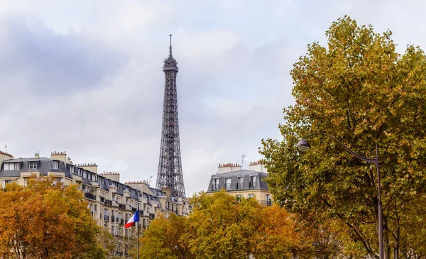 パリ、エッフェル塔の背景に黄色の木の中で町の家の秋 — ストック写真