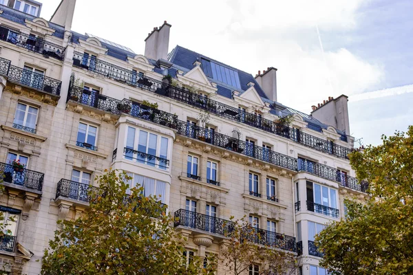 Edificio de apartamentos con balcón — Foto de Stock