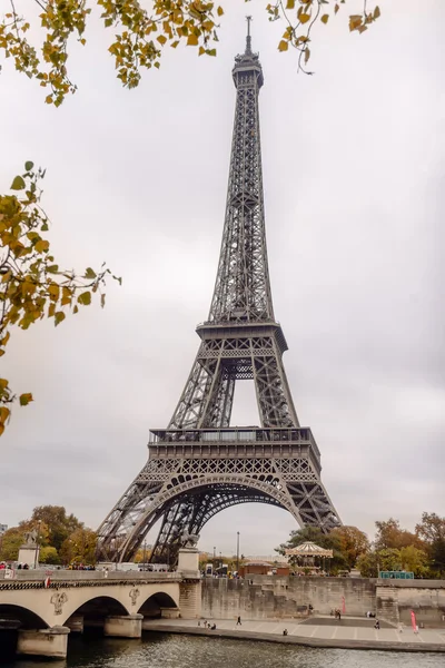 Eiffeltornet, Paris på en dimmig höstdag — Stockfoto