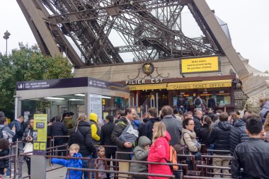 Eyfel Kulesi, Paris, Fransa seyahat kavram sonbahar ağaçları ile kaplı bir yaya patika boyunca yaklaşan turistlerin