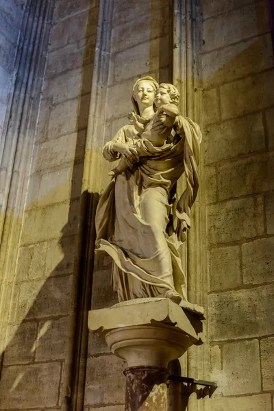 El interior de la Catedral de Notre-Dame en París. Escenas de la vida de Jesucristo — Foto de Stock