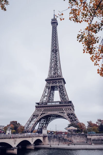 Eiffel Tower, Paris on a misty autumn day — Stock Photo, Image