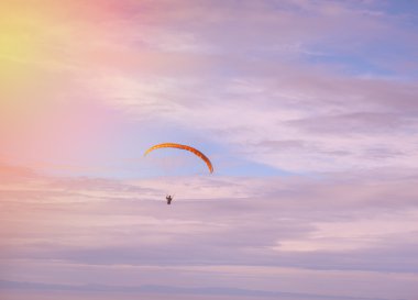 karşı tandem yamaç paraşütü açık mavi gökyüzü aşırı spor arka plan görüntüsü