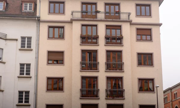 Πρόσοψη κτηρίου με μπαλκόνι στο Στρασβούργο — Φωτογραφία Αρχείου