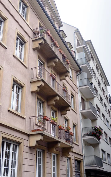 Budynek mieszkalny z balkonem — Zdjęcie stockowe