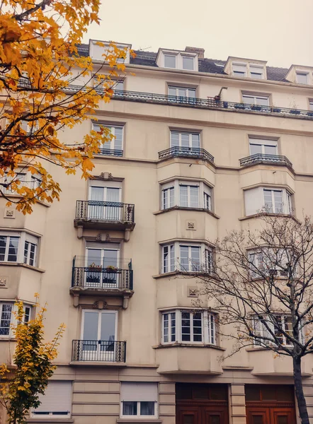 Fasaden på fransk byggnad i modern stil med windows och franska balkonger — Stockfoto