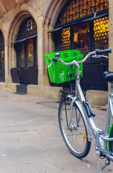 Rower z kolorowy kosz zielony — Zdjęcie stockowe