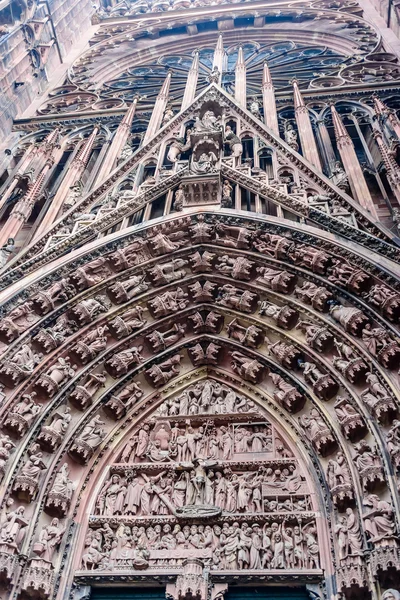 Catedral de Estrasburgo (Catedral de Nuestra Señora de Estrasburgo o Catedral de Nuestra Señora de Estrasburgo, 1015 - 1439) - Catedral católica en Estrasburgo, Alsacia, Francia. Figuras del Portal Principal — Foto de Stock