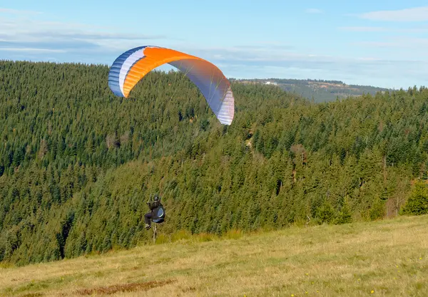 Parapente decolando de uma montanha — Fotografia de Stock