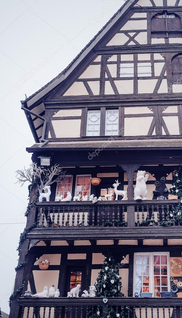 Altes europäisches Fachwerkhaus im Tudor-Stil Herbst — Stockfoto