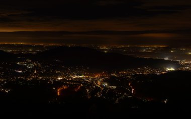 Güzel bir gece gökyüzü, Baden-Baden cityscape görünümü