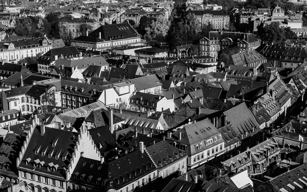 Strazburg'un şehir merkezinde tarihi binaların çeşitli kiremitli çatıları — Stok fotoğraf