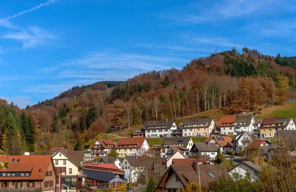 Bellissimo paesaggio montano in montagna in Germania. Piccolo villaggio di montagna con case e cottage originali . — Foto Stock
