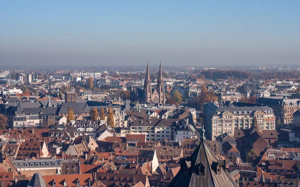Strasbourg házak. Kilátás a tetején a székesegyház. Franciaország — Stock Fotó
