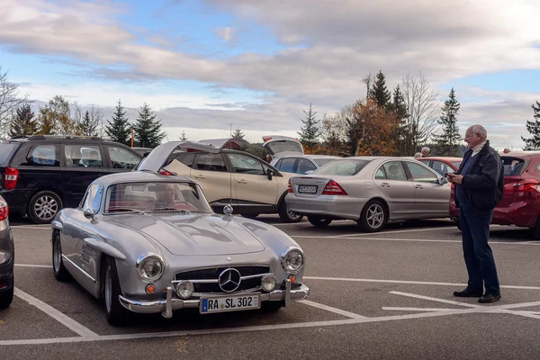 Germany, Baden-Baden - 05 November 2015: Legendary "Gullwing" Mercedes 300 SL sportcars to a road parking — Stock Photo, Image