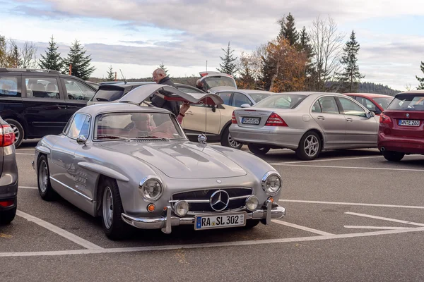 Niemcy, Baden-Baden-05 2015 listopadzie: legendarny "Gullwing" Mercedes 300 Sl sportcars drogi parking — Zdjęcie stockowe