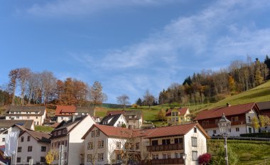 Yeşil tepe ve rocky Dağları foothill güneşli bir köyde pastoral görünümünü arka planda dağların üzerinde ahşap çiftlik ile sonbahar kırsal manzara