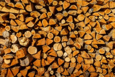 Ahşap soyut arka plan. Kalorifer yakmak için odun yığınının dokusu (desen). Kesilmiş odun. Odun yığını. Kapatın. Boşluğu kopyala.