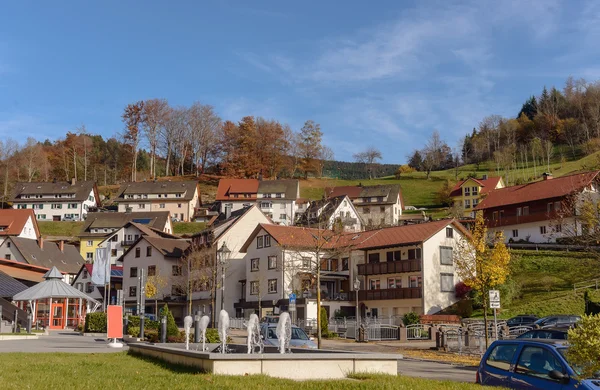 Tipico, autentico villaggio con accoglienti case della campagna in Germania . — Foto Stock
