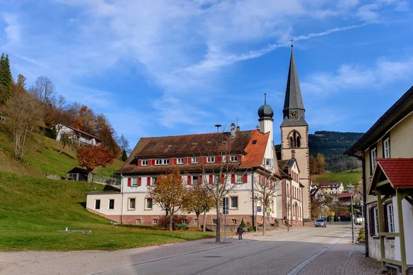 Landscape of autumn countryside with wooden farmhouses on green hill and mountains in the background,Germany — Stock Photo, Image