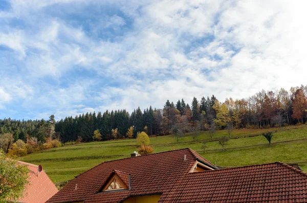 Krajobraz wsi jesień z zagrody drewniane na zielone wzgórza i góry w tle, Niemcy — Zdjęcie stockowe