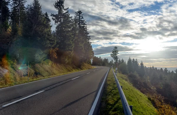 Asphalt road that runs along the mountain — Stock Photo, Image