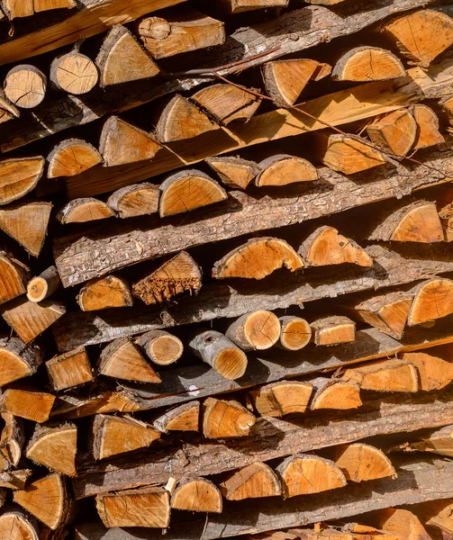 Fondo abstracto de madera. Textura (patrón) de leña seca en una pila para encender el horno. Troncos de leña picados. Una pila de leña. De cerca. Copiar espacio . —  Fotos de Stock