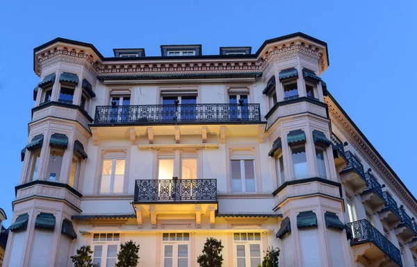 Poważny Hotel w Baden-Baden z pięknym jasnym oświetleniem w nocy — Zdjęcie stockowe