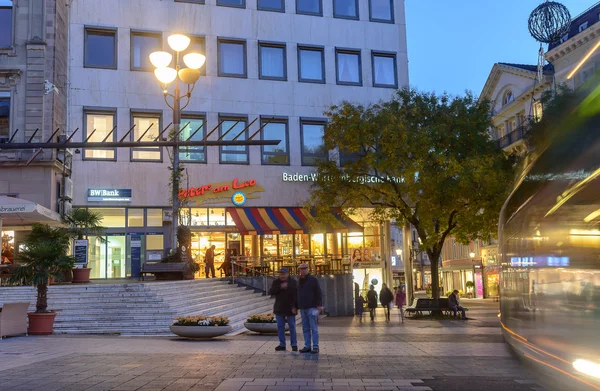 Geceleri güzel parlak aydınlatma ile Baden-Baden merkezinde Tempolu kavşak