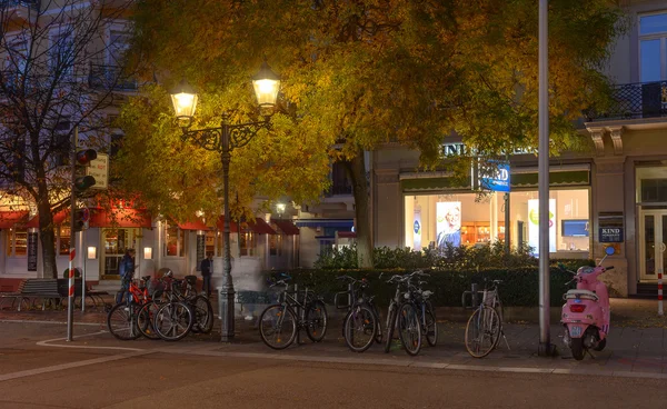 Estacionamento de bicicleta na faixa de rodagem da cidade iluminado com lâmpadas retro — Fotografia de Stock