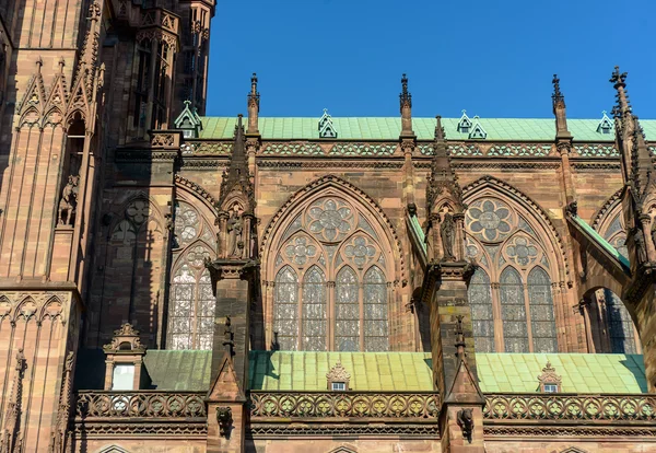 Small person sitting next to large church — Stock Photo, Image