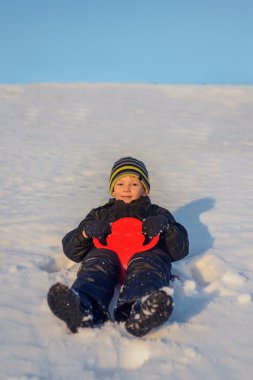 mutlu küçük çocuk having fun kış karda
