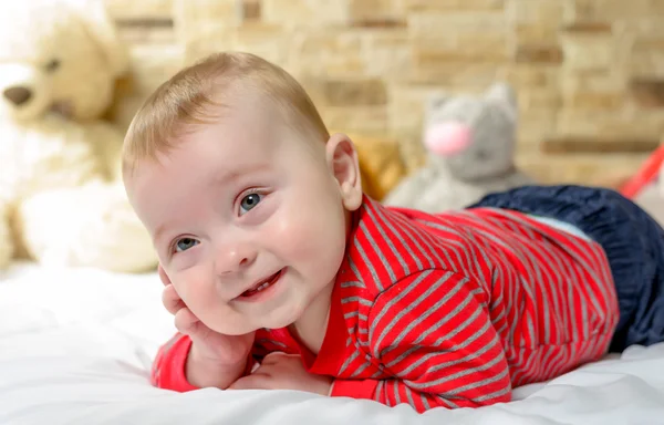 Bebé gordinho bonito com um sorriso feliz — Fotografia de Stock