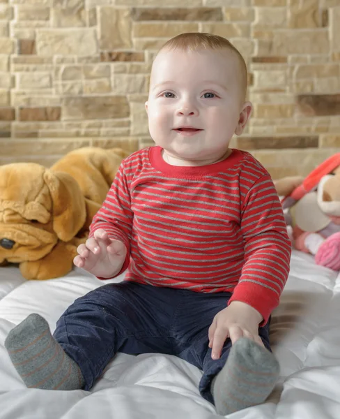 Zeer mooie schattige babyjongen thuis in de slaapkamer — Stockfoto