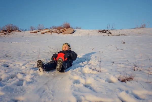 Happy little boy having fun in winter snow — Stock Photo, Image