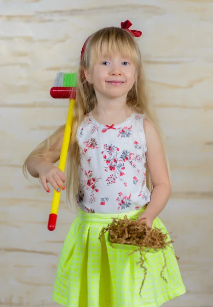 Niedliches kleines blondes Mädchen putzt Haus — Stockfoto