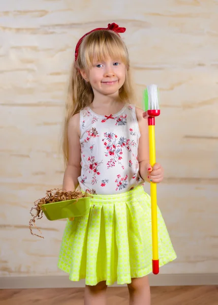 Niedliches kleines blondes Mädchen putzt Haus — Stockfoto