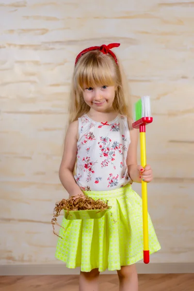 Schattig klein blond meisje reinigen van huis — Stockfoto