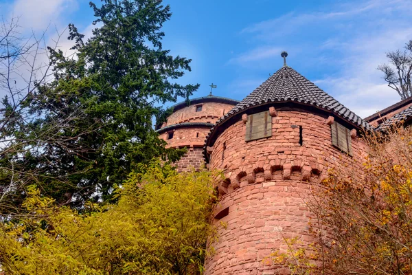 Krásné červené cihlový hrad Haut-Koenigsbourg v Alsasku — Stock fotografie