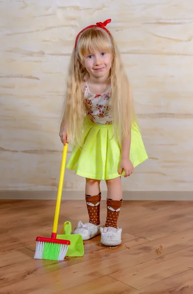 Όμορφο μικρό ξανθό κορίτσι που καθαρισμό του σπιτιού — Φωτογραφία Αρχείου