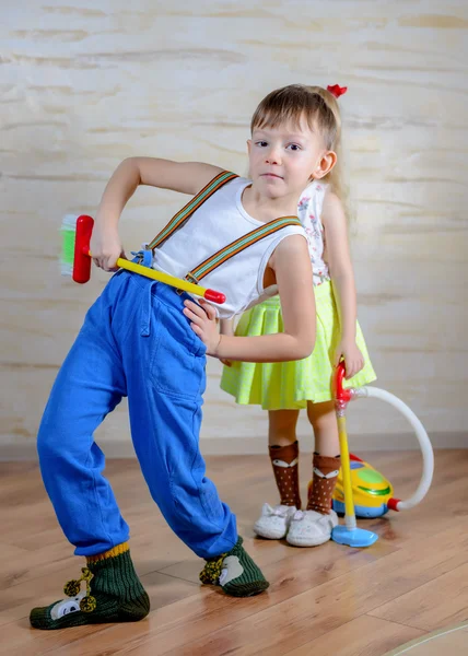 Bonito brincalhão menino e menina limpeza casa — Fotografia de Stock