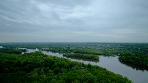 Bulutlu bir yaz gününde gri bulutlu Mille Iles nehrinin havadan görünüşü