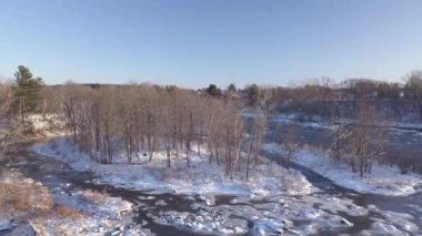 Donmuş nehrin üzerinde soldan sağa uçan hava manzarası küçük adaları gösteriyor 