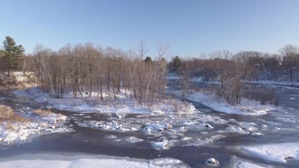 Volare in avanti verso le piccole isole in mezzo al fiume ghiacciato — Video Stock