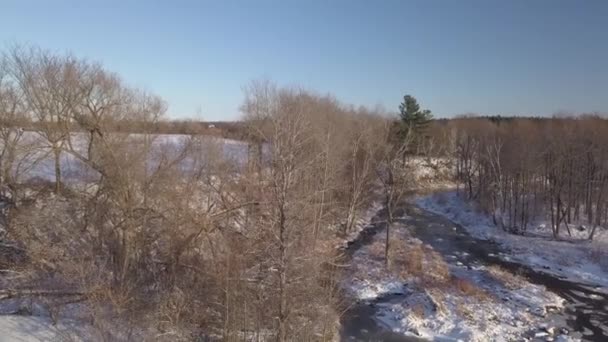 Volando hacia abajo y alejándose del río y las pequeñas islas en el medio del río en invierno — Vídeos de Stock