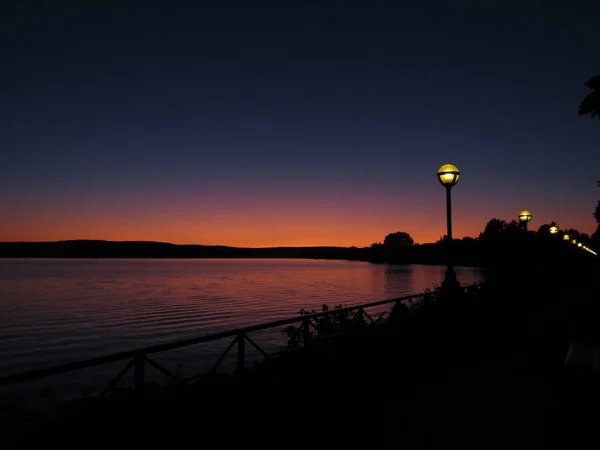 Coucher Soleil Rose Sur Lac Bord Promenade Avec Une Lumière — Photo